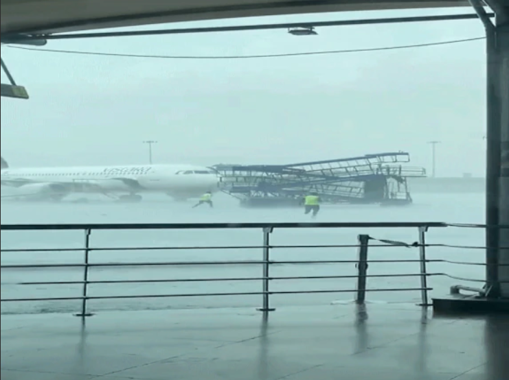 Delhi Airport ‘ਤੇ ਕੁਦਰਤ ਦਾ ਕਹਿਰ: ਤੇਜ਼ ਤੂਫ਼ਾਨ ਕਾਰਨ ਏਅਰ ਇੰਡੀਆ ਦੇ 3 ਜਹਾਜ਼ ਨੁਕਸਾਨੇ
