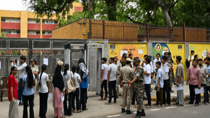 बेंगलुरु में NEET 2026 री-एग्जाम: देरी से पहुंचने पर छात्रों को परीक्षा केंद्र में एंट्री नहीं, गेट के बाहर मची अफरातफरी