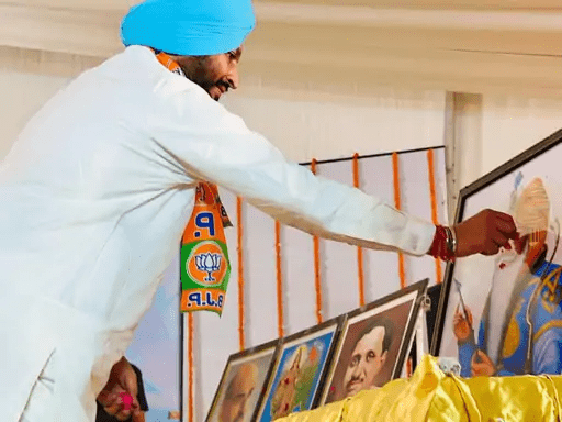 ਪੰਜਾਬ ਭਾਜਪਾ ਦੀ ਸਿਆਸੀ ਰਣਨੀਤੀ ‘ਚ ਵੱਡਾ ਬਦਲਾਅ: ਮੰਚ ‘ਤੇ ਦਿਖਾਈ ਦਿੱਤੀ ਮਹਾਰਾਜਾ ਰਣਜੀਤ ਸਿੰਘ ਦੀ ਚੌਥੀ ਤਸਵੀਰ