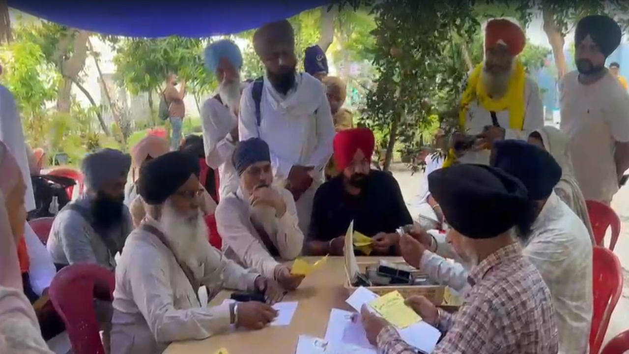 ਬੋਲੇ ਸੋ ਨਿਹਾਲ ਦੇ ਜੈਕਾਰਿਆਂ ਨਾਲ ਪਾਕਿਸਤਾਨ ਰਵਾਨਾ ਹੋਇਆ ਸਿੱਖ ਸ਼ਰਧਾਲੂਆਂ ਦਾ ਜੱਥਾ: ਗੁਰੂ ਅਰਜਨ ਦੇਵ ਜੀ ਦੇ ਸ਼ਹੀਦੀ ਪੁਰਬ ਸਮਾਗਮਾਂ 'ਚ ਹੋਣਗੇ ਸ਼ਾਮਲ