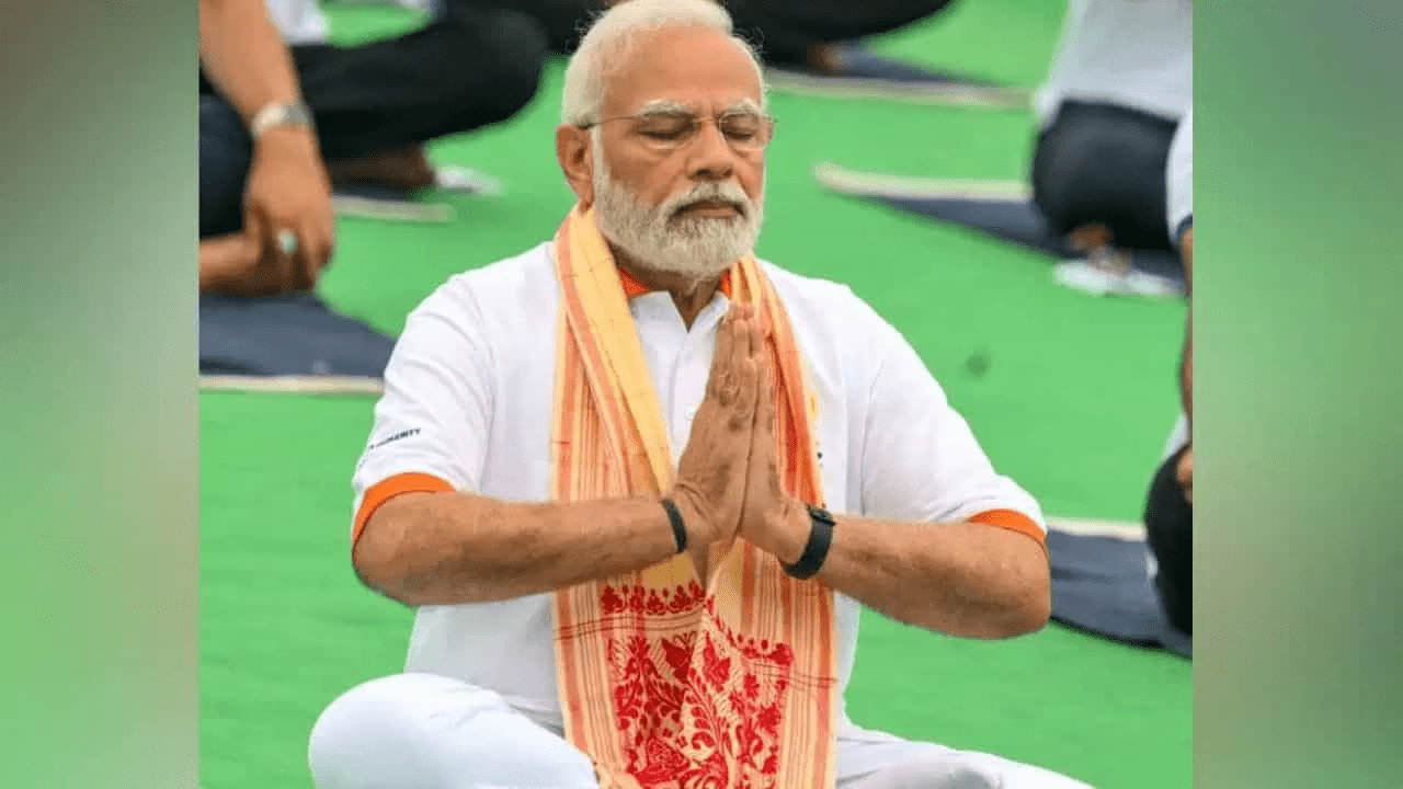 ਕੋਲਕਾਤਾ ‘ਚ ਯੋਗ ਦਿਵਸ ਦੀ ਅਗਵਾਈ ਕਰ ਰਹੇ PM ਮੋਦੀ; ‘ਸਿਹਤਮੰਦ ਉਮਰ ਲਈ ਯੋਗ’ ਥੀਮ ਤਹਿਤ ਦੁਨੀਆ ਨੂੰ ਦਿੱਤਾ ਏਕਤਾ ਦਾ ਸੰਦੇਸ਼
