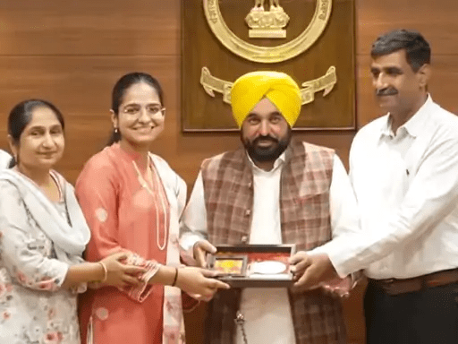 UPSC ‘ਚ ਪੰਜਾਬ ਦੀ ਧੀ ਸਿਮਰਨਦੀਪ ਰਹੀ ਸਟੇਟ ਟੌਪਰ; CM ਭਗਵੰਤ ਮਾਨ ਨੇ ਕੀਤਾ ਹੋਣਹਾਰ ਵਿਦਿਆਰਥੀਆਂ ਦਾ ਸਮਾਨ