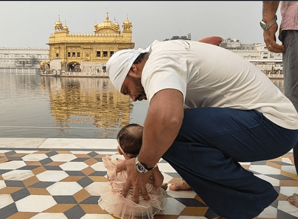 ਹਾਕੀ ਕਪਤਾਨ ਹਰਮਨਪ੍ਰੀਤ ਸਿੰਘ ਪਰਿਵਾਰ ਸਮੇਤ ਸ੍ਰੀ ਹਰਿਮੰਦਰ ਸਾਹਿਬ ਵਿਖੇ ਹੋਏ ਨਤਮਸਤਕ