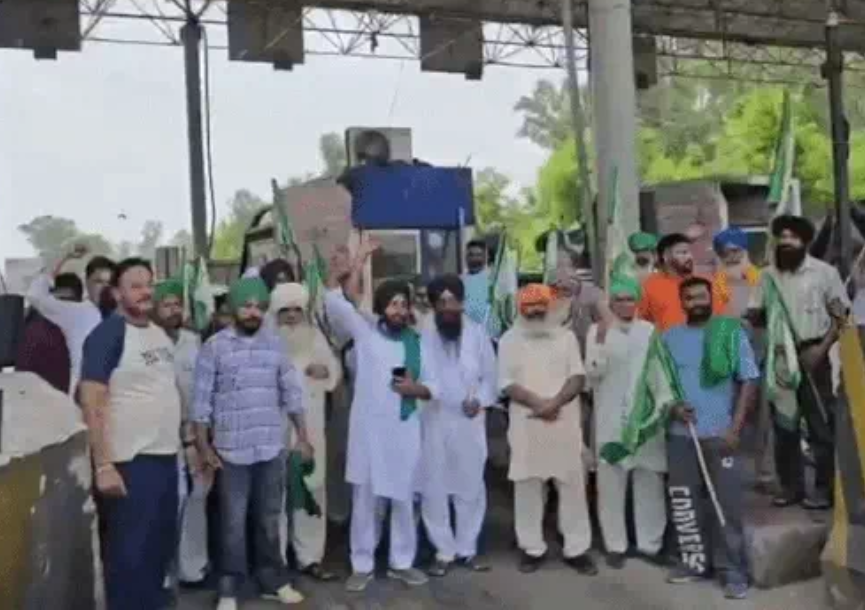 ਪੰਜਾਬ 'ਚ ਕਿਸਾਨਾਂ ਦਾ ਵੱਡਾ ਹੱਲਾਬੋਲ: ਲਾਡੋਵਾਲ ਸਮੇਤ ਸੂਬੇ ਭਰ ਦੇ ਟੋਲ ਪਲਾਜ਼ੇ ਕਰਵਾਏ ਫ੍ਰੀ; 'ਲੈਂਡ ਪੂਲਿੰਗ ਨੀਤੀ' ਖ਼ਿਲਾਫ਼ ਖੋਲ੍ਹਿਆ ਮੋਰਚਾ