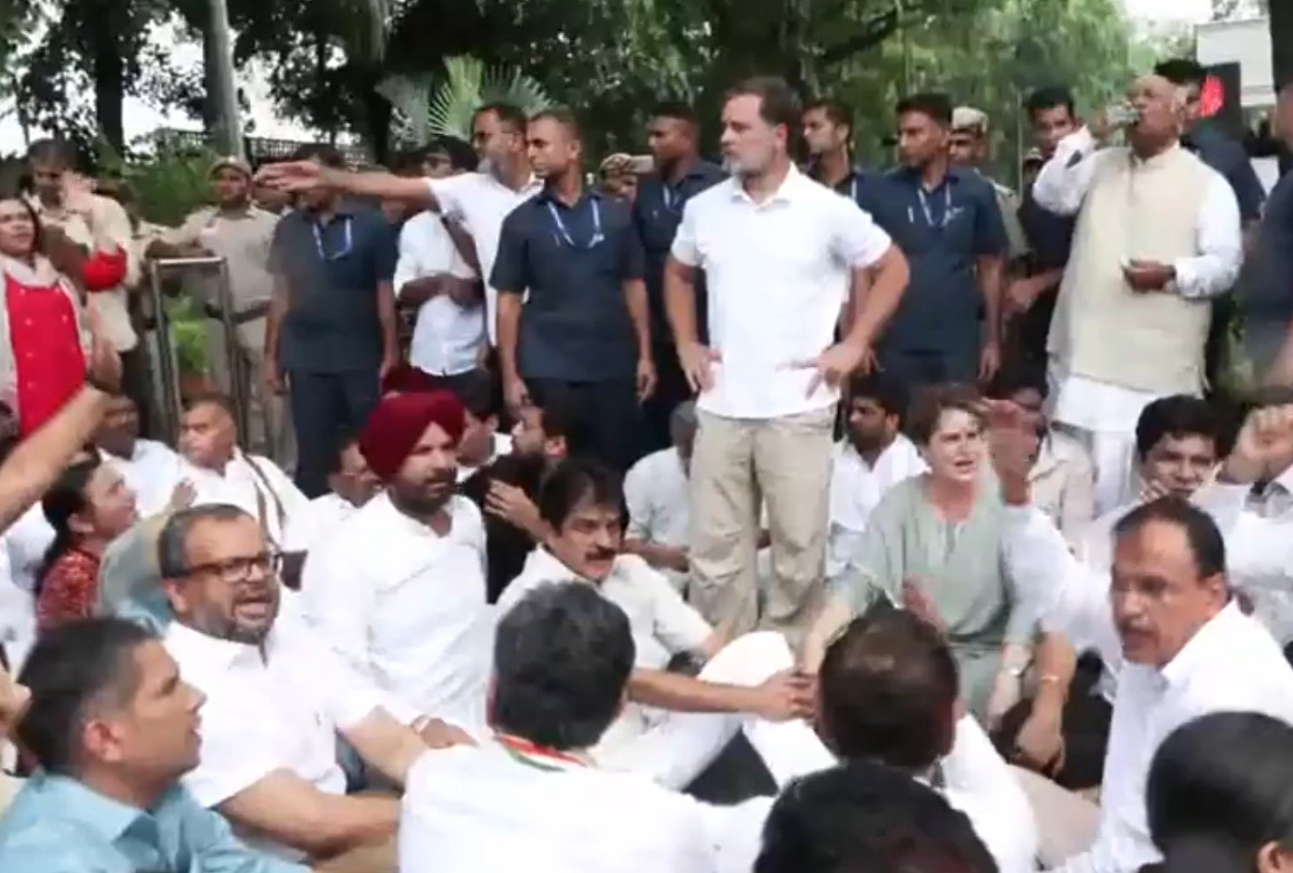 PM ਨਿਵਾਸ ਬਾਹਰ ਹੰਗਾਮਾ, ਪੰਜਾਬ ਕਾਂਗਰਸੀ ਆਗੂ ਹਿਰਾਸਤ 'ਚ