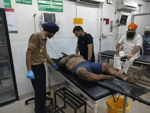 ਮਾਤਾ ਵੈਸ਼ਨੋ ਦੇਵੀ ਜਾ ਰਹੇ ਸ਼ਰਧਾਲੂਆਂ ਦੀ ਕਾਰ ਦਾ ਟਾਇਰ ਫਟਿਆ; ਸੜਕ ਕਿਨਾਰੇ ਟਾਇਰ ਬਦਲ ਰਹੇ 2 ਨੌਜਵਾਨਾਂ ਨੂੰ ਟਰੱਕ ਨੇ ਕੁਚਲਿਆ