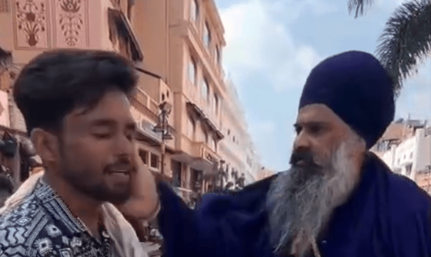 ਅੰਮ੍ਰਿਤਸਰ ਹੈਰੀਟੇਜ ਸਟ੍ਰੀਟ 'ਚ ਨਿਹੰਗ ਸਿੰਘ ਵੱਲੋਂ ਹੋਟਲ ਕਰਿੰਦੇ ਦੀ ਪਿਟਾਈ, ਸ਼ਰਧਾਲੂਆਂ ਨੂੰ ਕਮਰਿਆਂ ਲਈ ਤੰਗ ਕਰਨ 'ਤੇ ਲਿਆ ਐਕਸ਼ਨ