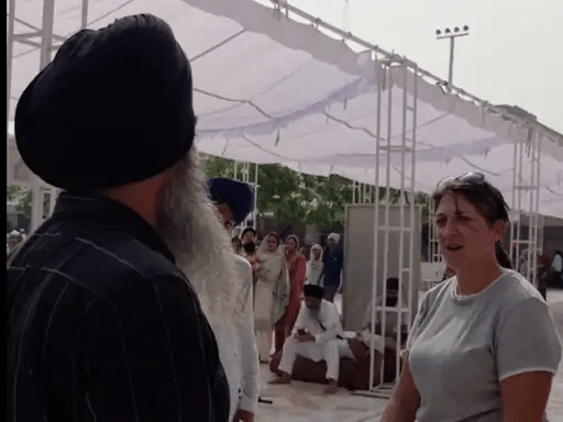 ਸ਼ਾਰਟਸ ਪਾ ਕੇ ਆਏ ਵਿਦੇਸ਼ੀ ਜੋੜੇ ਨੂੰ ਮੁੱਖ ਗੇਟ 'ਤੇ ਰੋਕਿਆ