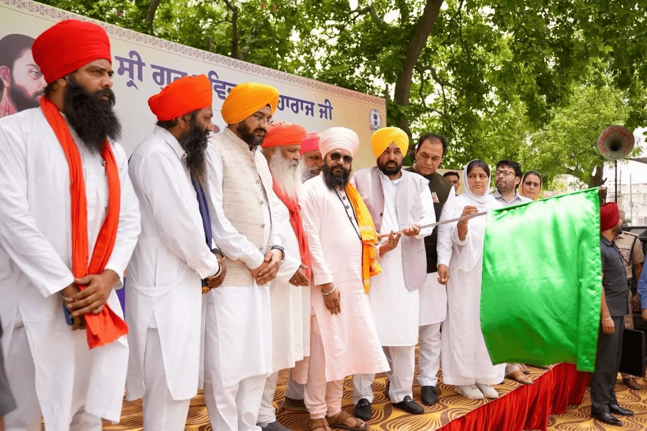 ਸ੍ਰੀ ਗੁਰੂ ਰਵਿਦਾਸ ਜੀ ਦਾ 650ਵਾਂ ਪ੍ਰਕਾਸ਼ ਪੁਰਬ: ਗੁਰੂ ਸਾਹਿਬ ਦਾ ਸੰਦੇਸ਼ ਘਰ-ਘਰ ਪਹੁੰਚਾਉਣ ਲਈ ਵਿਧਾਇਕ ਦਿਨੇਸ਼ ਚੱਢਾ ਨੇ ਡਾਕੂਮੈਂਟਰੀ ਵੈਨ ਨੂੰ ਦਿਖਾਈ ਹਰੀ ਝੰਡੀ