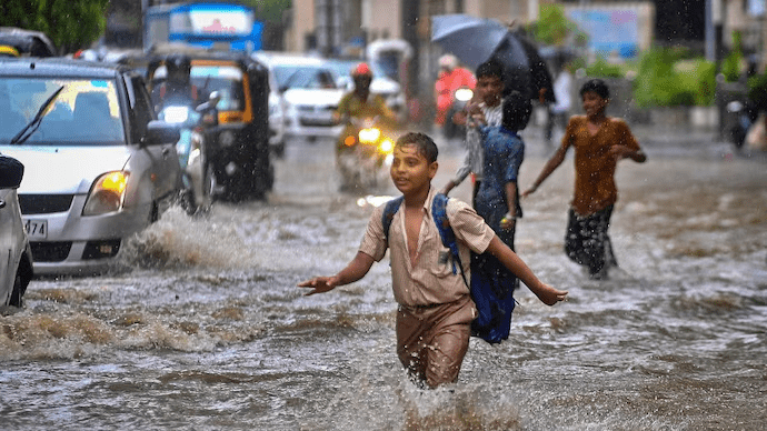 मॉनसून का कहर: सूरत में 36 घंटे में 18 इंच बारिश से बाढ़, गुरुग्राम में हाईवे धंसने से लगा भारी जाम