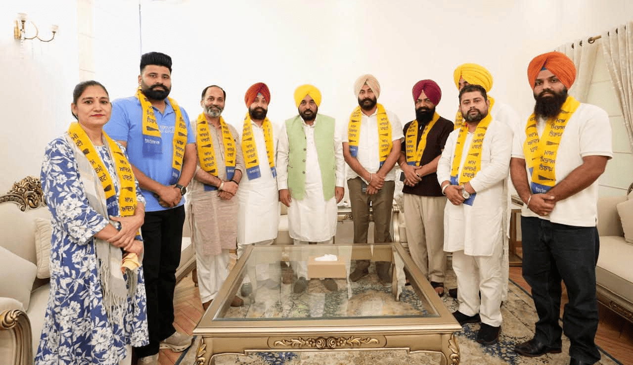 ਪੰਜਾਬ ਸਿਆਸਤ 'ਚ ਵੱਡਾ ਉਲਟਫੇਰ: ਮੁਕੇਰੀਆਂ 'ਚ ਕਾਂਗਰਸ ਨੂੰ ਲੱਗਾ ਝਟਕਾ; ਸੀਨੀਅਰ ਆਗੂ ਸਰਬਜੋਤ ਸਿੰਘ ਸਾਬੀ ਸਾਥੀਆਂ ਸਮੇਤ 'ਆਪ' ਵਿੱਚ ਸ਼ਾਮਲ