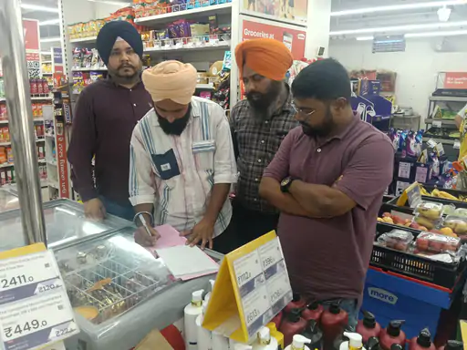 ਪ੍ਰਸਿੱਧ ਕੈਫੇ 'ਚ ਹੜਕੰਪ: ਗਾਹਕ ਨੂੰ ਪਰੋਸੇ ਗਏ ਪੀਜ਼ਾ 'ਤੇ ਰੀਂਗ ਰਿਹਾ ਸੀ ਜ਼ਿੰਦਾ ਕੀੜਾ