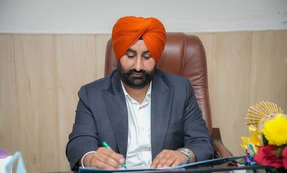 ਰਾਜਾਸਾਂਸੀ ‘ਚ ਆਮ ਆਦਮੀ ਕਲੀਨਿਕਾਂ ਦੀ ਜਾਂਚ, ਚੇਅਰਮੈਨ ਗੁਰਸ਼ਰਨ ਸਿੰਘ ਛੀਨਾ ਵੱਲੋਂ ਉਸਾਰੀ ਅਧੀਨ ਬਿਲਡਿੰਗਾਂ ਦਾ ਅਚਨਚੇਤ ਨਿਰੀਖਣ