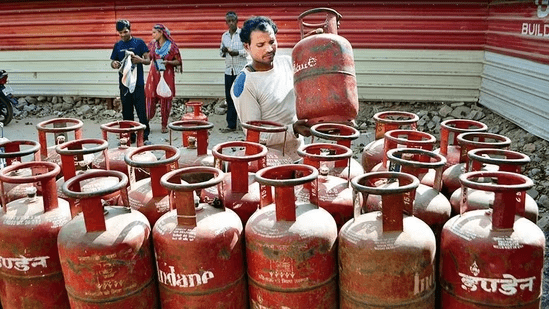 LPG Gas Cylinder Price Drop खुशखबरी! ₹183.50 सस्ता हुआ गैस सिलेंडर, तेल कंपनियों ने जारी की नई रेट लिस्ट
