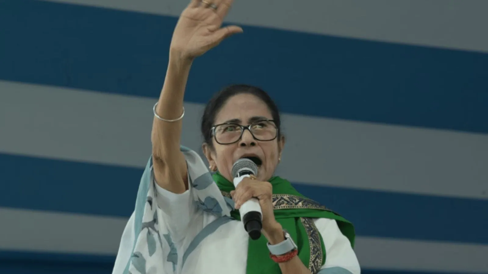TMC ‘ਚ ਅੰਦਰੂਨੀ ਕਲੇਸ਼ ਜਗ-ਜ਼ਾਹਿਰ: ਮੰਚ ‘ਤੇ ਹੀ ਸੰਸਦ ਮੈਂਬਰ ਕਲਿਆਣ ਬੈਨਰਜੀ ਨਾਲ ਭਿੜੀ ਮਮਤਾ, ਬੇਇੱਜ਼ਤੀ ਤੋਂ ਦੁਖੀ ਆਗੂ ਵਿਚਾਲੇ ਛੱਡ ਕੇ ਨਿਕਲੇ ਰੈਲੀ