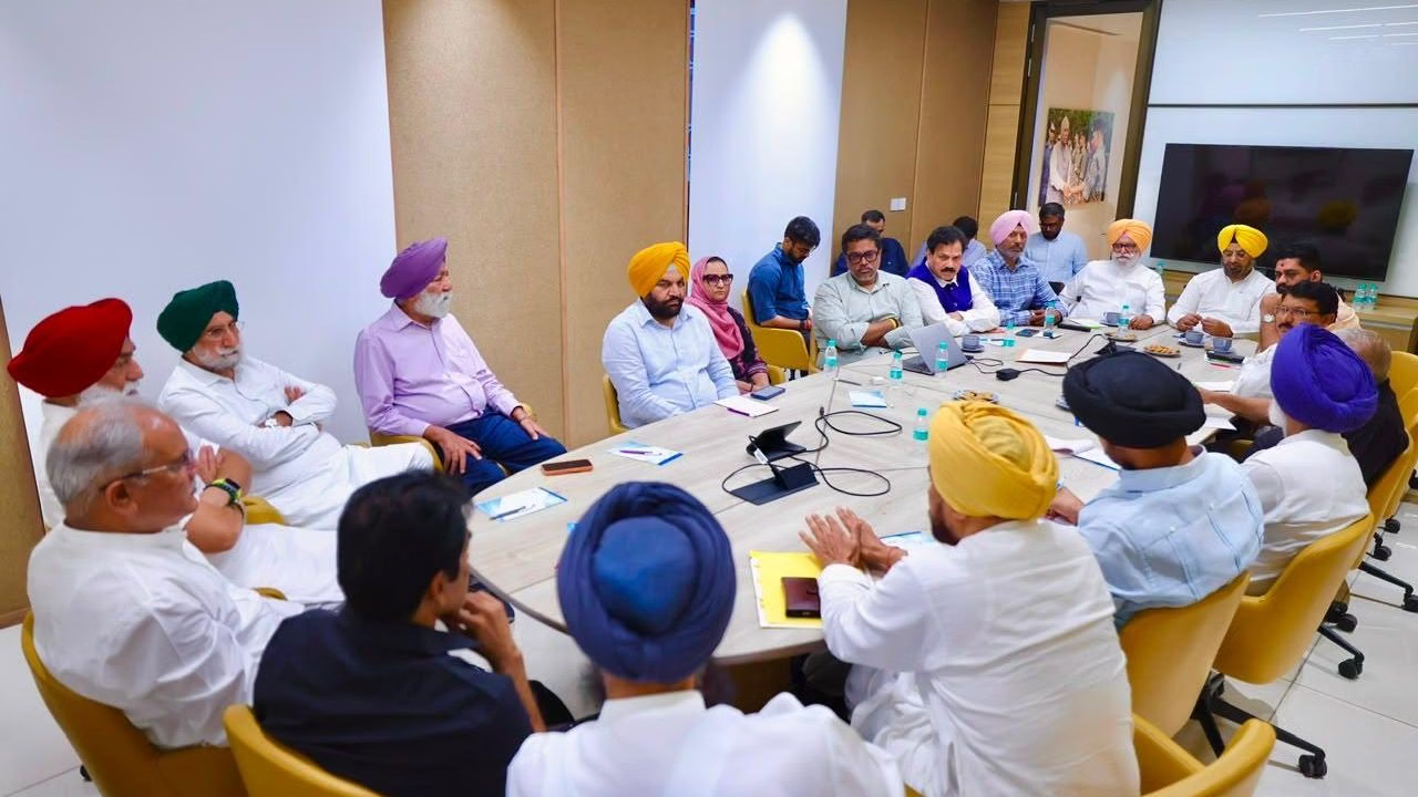 ਪੰਜਾਬ ਕਾਂਗਰਸ ‘ਚ ‘ਆਲ ਇਜ਼ ਵੈੱਲ’?: ਦਿੱਲੀ ‘ਚ ਇੰਚਾਰਜ ਭੂਪੇਸ਼ ਬਘੇਲ ਵੱਲੋਂ ਬੁਲਾਈ ਬੈਠਕ ‘ਚ ਇਕੱਠੇ ਦਿਖੇ ਸੀਨੀਅਰ ਆਗੂ