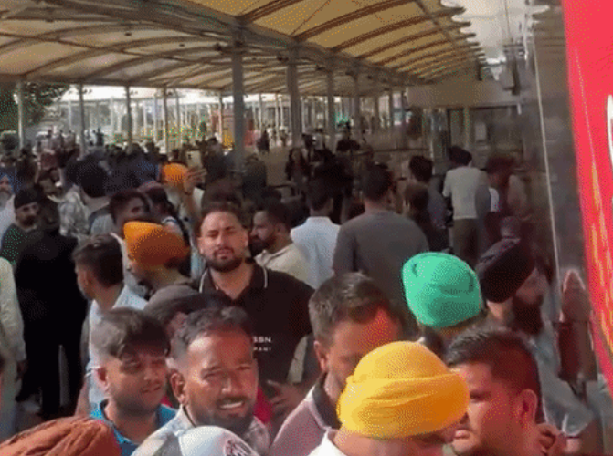 ਅੰਮ੍ਰਿਤਸਰ ਏਅਰਪੋਰਟ ’ਤੇ ਹੰਗਾਮਾ: ਫਲਾਈਟ 17 ਘੰਟੇ ਲੇਟ ਹੋਣ ‘ਤੇ ਭੜਕੇ ਯਾਤਰੀ