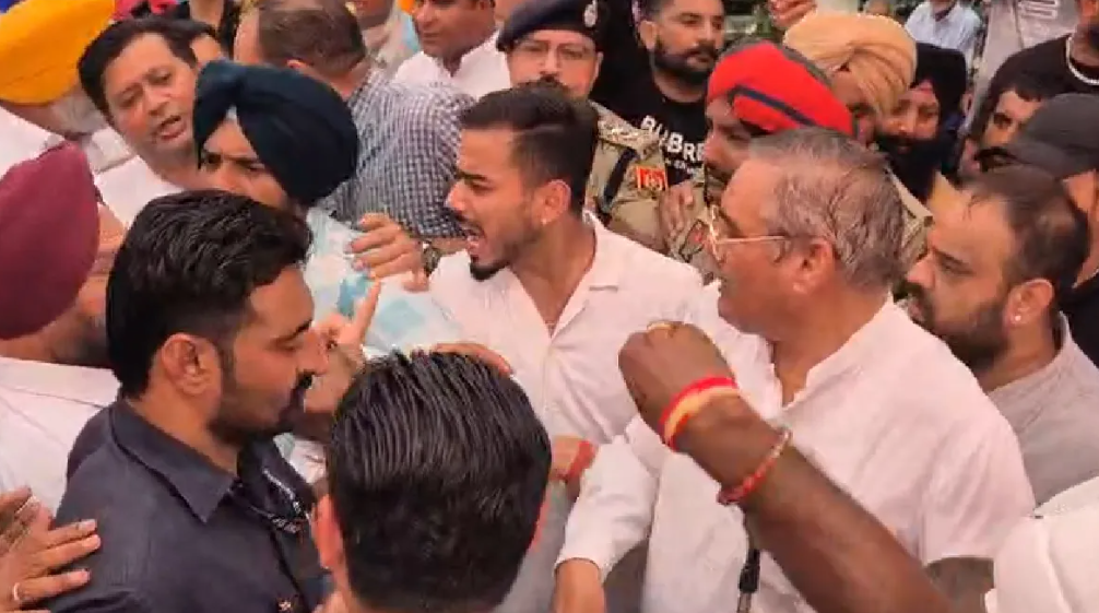 ਪ੍ਰਦਰਸ਼ਨ ਦੌਰਾਨ ਭਿੜੇ ਭਾਜਪਾ-ਬਸਪਾ ਵਰਕਰ: ਸਾਬਕਾ ਕੇਂਦਰੀ ਮੰਤਰੀ ਵਿਜੇ ਸਾਂਪਲਾ 'ਤੇ ਹਮਲਾ
