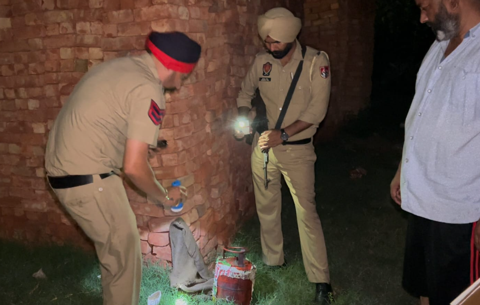 ਘਰ ‘ਚ ਗੈਸ ਲੀਕ ਤੋਂ ਬਾਅਦ ਹੋਇਆ ਧਮਾਕਾ, ਮਹਿਲਾ ਸਮੇਤ 3 ਝੁਲਸੇ