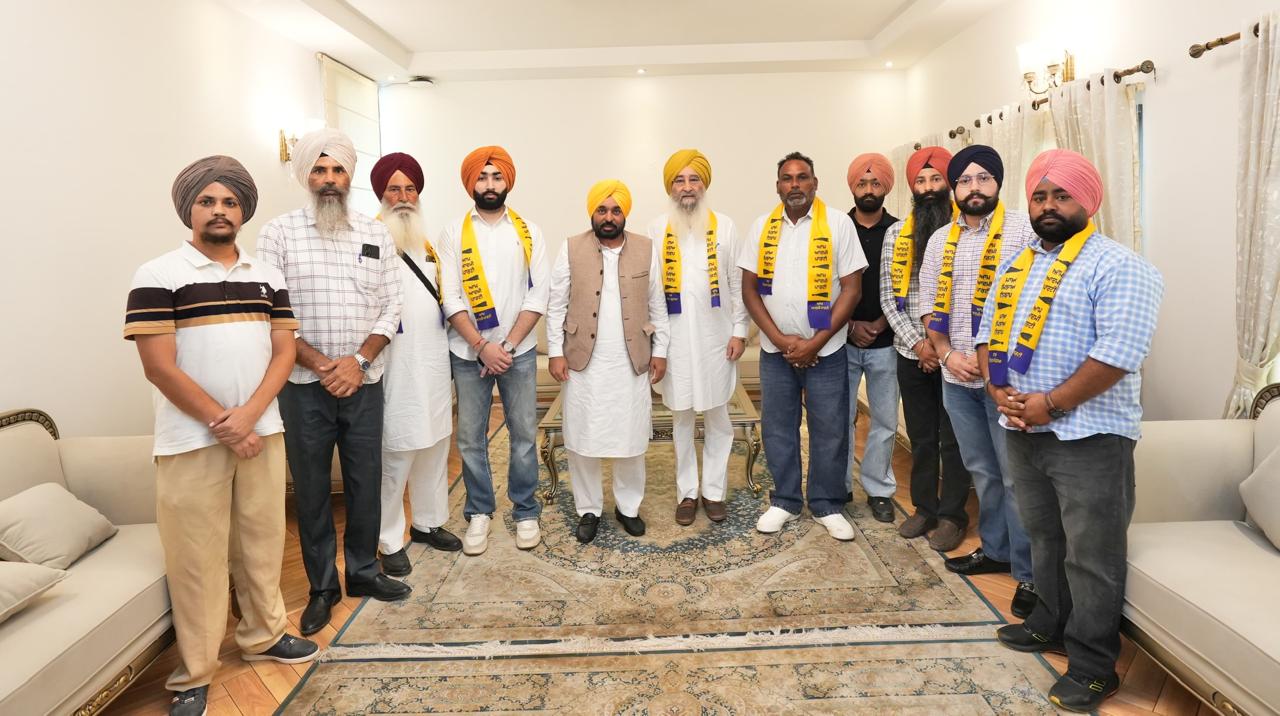 CM ਮਾਨ ਨੇ ਸਾਬਕਾ ਵਿਧਾਇਕ ਰਵਿੰਦਰ ਸਿੰਘ ਬ੍ਰਹਮਪੁਰਾ ਅਤੇ ਉਨ੍ਹਾਂ ਦੇ ਸਮਰਥਕਾਂ ਦਾ ਆਪ ਵਿੱਚ ਕੀਤਾ ਸਵਾਗਤ