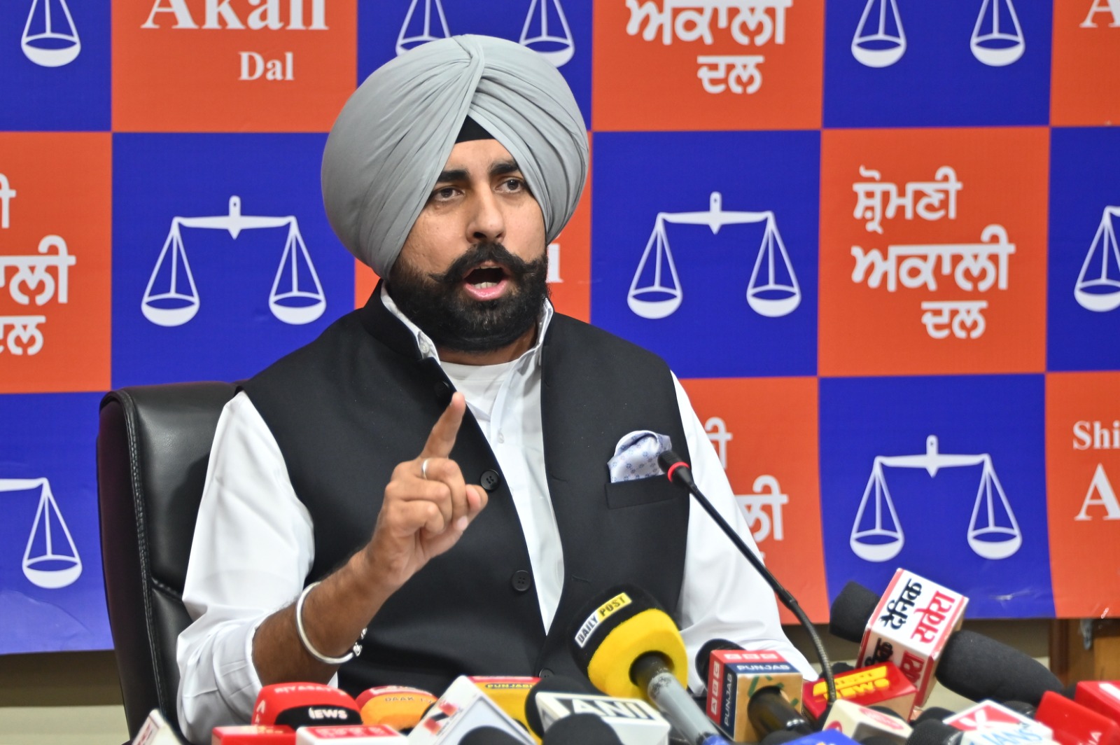 ਆਪ ਸਰਕਾਰ ਆਪਣੀਆਂ ਅਸਫਲਤਾਵਾਂ ਤੋਂ ਲੋਕਾਂ ਦਾ ਧਿਆਨ ਪਾਸੇ ਕਰਨ ਲਈ ਹੋਰ ਮੁੱਦਿਆਂ ਵੱਲ ਧਿਆਨ ਕੇਂਦਰਿਤ ਕਰਨ ਲਈ ਪੱਬਾਂ ਭਾਰ: ਅਕਾਲੀ ਦਲ
