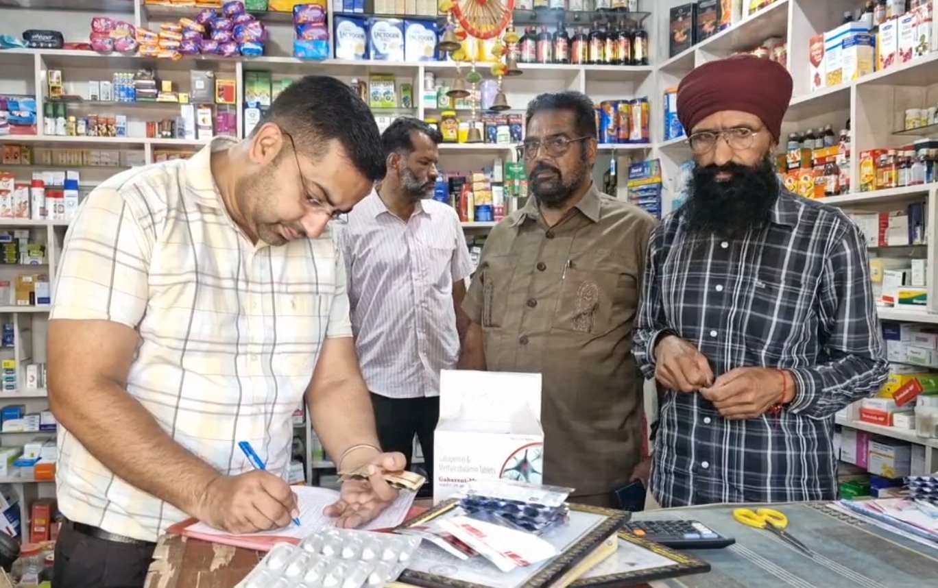 ਖੰਨਾ 'ਚ ਯੁੱਧ ਨਸ਼ਿਆਂ ਵਿਰੁੱਧ ਅਧੀਨ ਵੱਡੀ ਕਾਰਵਾਈ, ਨਸ਼ਾ ਵੇਚਣ ਵਾਲਾ ਕੈਮਿਸਟ ਫੜਿਆ, ਮੈਡੀਕਲ ਸਟੋਰ ਕੀਤਾ ਸੀਲ