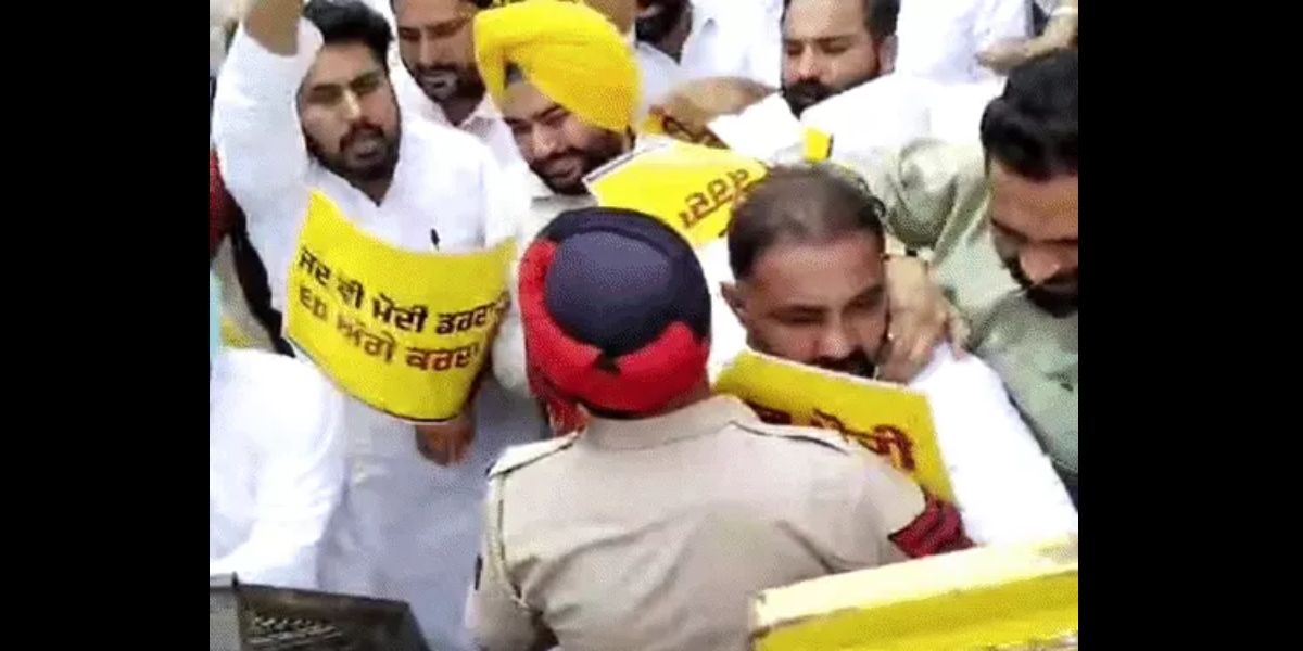 GMADA 'ਤੇ ED ਰੇਡ ਖ਼ਿਲਾਫ਼ AAP ਦਾ ਪ੍ਰਦਰਸ਼ਨ, ਪੁੱਡਾ ਭਵਨ ਪਹੁੰਚੇ ਵਰਕਰ