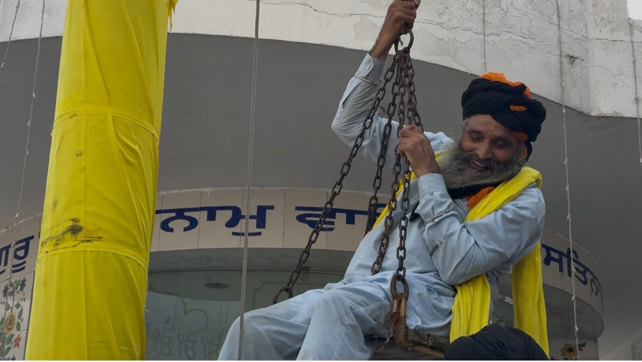 4-5 ਘੰਟੇ ਨਿਸ਼ਾਨ ਸਾਹਿਬ ’ਤੇ ਫਸੇ ਰਹੇ ਸੇਵਾਦਾਰ ਬਲਵੰਤ ਸਿੰਘ