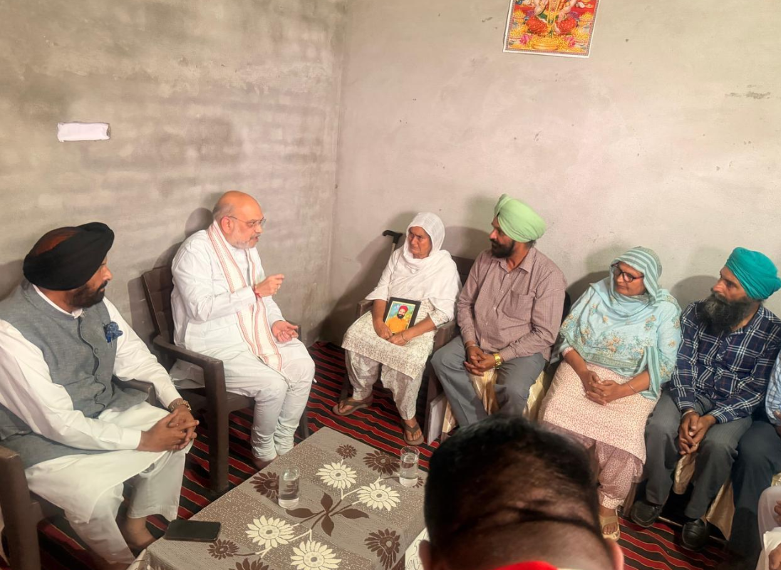 ਗੁਰਦਾਸਪੁਰ 'ਚ ਬਿਕਰਮਜੀਤ ਸਿੰਘ ਦੇ ਪਰਿਵਾਰ ਨੂੰ ਮਿਲੇ ਅਮਿਤ ਸ਼ਾਹ