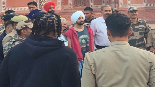 ਤੜਕਸਾਰ ਤਾਜ ਮਹੱਲ ਪਹੁੰਚੇ ਦਿਲਜੀਤ ਦੋਸਾਂਝ, ਪ੍ਰਸ਼ੰਸਕਾਂ ਨਾਲ ਖਿਚਵਾਈਆਂ ਤਸਵੀਰਾਂ