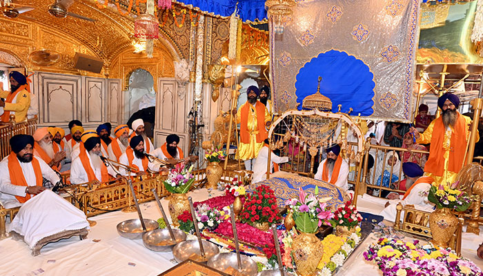 ਸ੍ਰੀ ਗੁਰੂ ਰਾਮਦਾਸ ਜੀ ਦੇ ਪ੍ਰਕਾਸ਼ ਗੁਰਪੁਰਬ ਮੌਕੇ ਸੱਚਖੰਡ ਸ੍ਰੀ ਹਰਿਮੰਦਰ ਸਾਹਿਬ ਵਿਖੇ ਲੱਖਾਂ ਸੰਗਤਾਂ ਹੋਈਆਂ ਨਤਮਸਤਕ