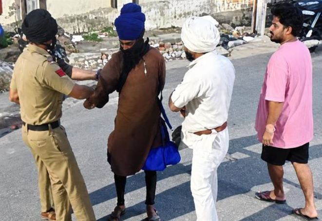 ਨਿਹੰਗ ਬਾਣੇ ਵਾਲੇ ਨੌਜਵਾਨ ਵੱਲੋਂ ਸੁਨਿਆਰੇ ਨੂੰ ਜ਼ਿੰਦਾ ਸਾੜਨ ਦੀ ਕੋਸ਼ਿਸ਼