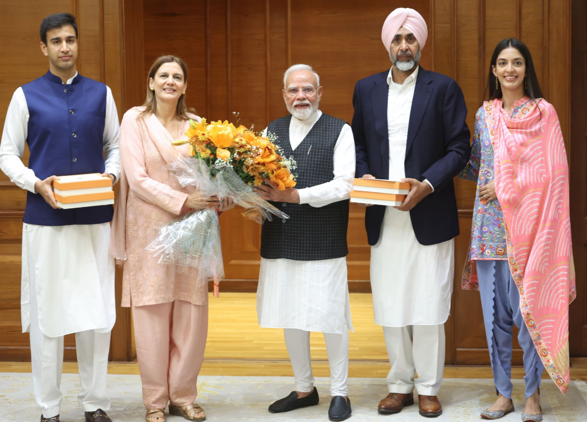 ਮਨਪ੍ਰੀਤ ਬਾਦਲ ਨੇ ਪਰਿਵਾਰ ਸਮੇਤ PM ਮੋਦੀ ਨਾਲ ਕੀਤੀ ਮੁਲਾਕਾਤ, ਧੀ ਦੇ ਵਿਆਹ ਦਾ ਦਿੱਤਾ ਸੱਦਾ