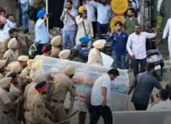ਮਾਨਸਾ ’ਚ ਨੌਜਵਾਨ ਦੀ ਮੌਤ ਮਗਰੋਂ ਹੰਗਾਮਾ, ਲਾਸ਼ ਲੈ ਕੇ ਧਰਨੇ ਵੱਲ ਜਾ ਰਹੇ ਪਰਿਵਾਰ ਤੇ ਪੁਲਿਸ ਵਿਚਾਲੇ ਝੜਪ