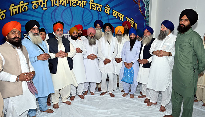 ਪਾਕਿਸਤਾਨੀ ਸਿੱਖਾਂ ਦੇ 49 ਮੈਂਬਰੀ ਜਥੇ ਨੇ ਸੱਚਖੰਡ ਸ੍ਰੀ ਹਰਿਮੰਦਰ ਸਾਹਿਬ ਵਿਖੇ ਕੀਤੇ ਦਰਸ਼ਨ ਦੀਦਾਰੇ