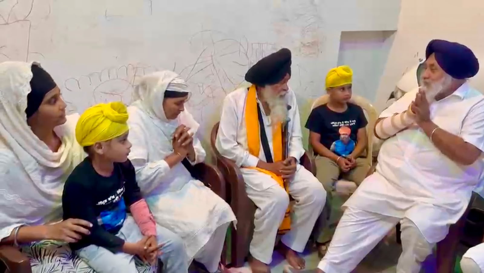 ਮਾਨਸਾ ਪਹੁੰਚੇ ਅਕਾਲੀ ਪ੍ਰਧਾਨ ਸੁਖਬੀਰ ਬਾਦਲ, ਪਰਵਿੰਦਰ ਝੋਟੇ ਦੇ ਪਰਿਵਾਰ ਨਾਲ ਮੁਲਾਕਾਤ ਕਰ ਦੁੱਖ ਸਾਂਝਾ ਕੀਤਾ