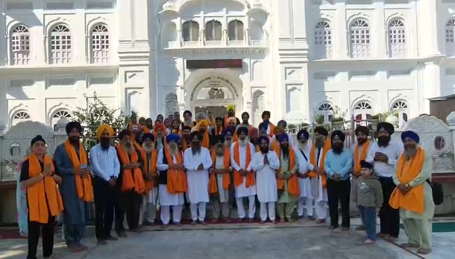 ਪਾਕਿਸਤਾਨੀ ਸਿੱਖਾਂ ਦਾ 49 ਮੈਂਬਰੀ ਜਥਾ ਤਖ਼ਤ ਸ੍ਰੀ ਕੇਸਗੜ੍ਹ ਸਾਹਿਬ ਵਿਖੇ ਨਤਮਸਤਕ, ਸਿਰੋਪਾਓ ਤੇ ਯਾਦਗਾਰੀ ਚਿੰਨ੍ਹਾਂ ਨਾਲ ਸਨਮਾਨ